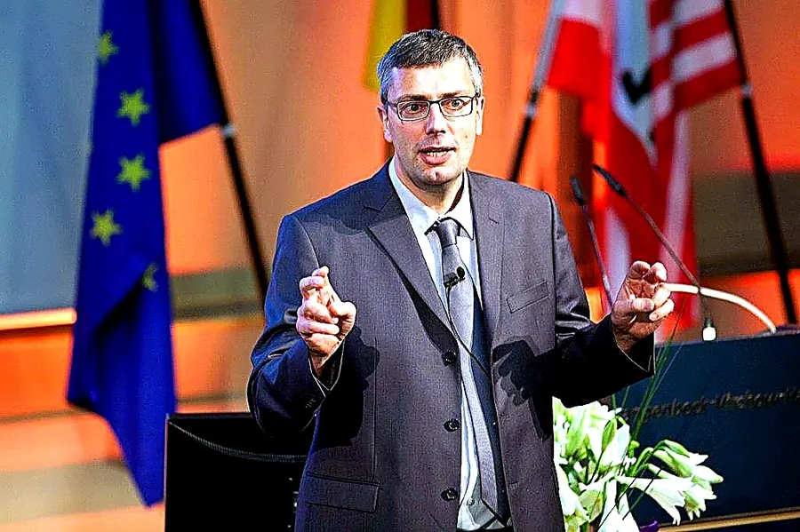 Peter Langkafel giving a talk on a conference stage